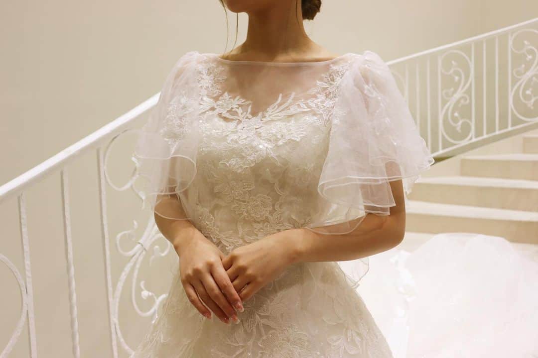 fino_wedding【フィーノ公式】さんのインスタグラム写真 - (fino_wedding【フィーノ公式】Instagram)「品番⌇𖤘AK-10253 @yumikatsurajapan   「可愛いドレスが着たいけど、甘すぎるのは・・・」  そんなお悩みの花嫁様必見のドレスです💐  合間から見えるレースが可愛さもあり 上品さも引き立つドレス𓍯𓂃𓈒  フェアリー感たっぷりのお袖と、 洗練した印象を与えるワンショルダーの2パターン  ベアトップを含めると３WAYの着こなしが可能です♡ ㅤㅤㅤㅤㅤㅤㅤㅤㅤㅤㅤㅤㅤ ぜひfinoでお試しください☺️🌸 ㅤㅤㅤㅤㅤㅤㅤㅤㅤㅤㅤㅤㅤ ┈┈┈┈┈┈┈┈┈┈┈┈┈┈┈┈┈┈┈  💐フィーノ公式💐 「#結婚式」から始まる「#永遠」を𓂃 𓈒𓏸 ㅤㅤㅤ フォトウェディング・晴れの日・結婚相談などの お問合せはこちらへ🕊🤍 @fino.photowedding  @la.la.la_fino_kinenbi  @hanatoiro_2022   👗他の投稿を見る▶︎ @fino_wedding ㅤㅤㅤㅤㅤㅤㅤㅤㅤㅤㅤㅤㅤ ┈┈┈┈┈┈┈┈┈┈┈┈┈┈┈┈┈┈┈ #ウェディングドレス#袖付きドレス  #袖付きウェディングドレス  #総レース #aラインドレス  #ドレス試着 #ドレス選び  #プレ花嫁 #静岡プレ花嫁 #東海プレ花嫁 #東海プレ花嫁さんと繋がりたい#2023wedding  #2023春婚 #2023夏婚 #2023秋婚 #2023冬」3月25日 19時00分 - fino_wedding