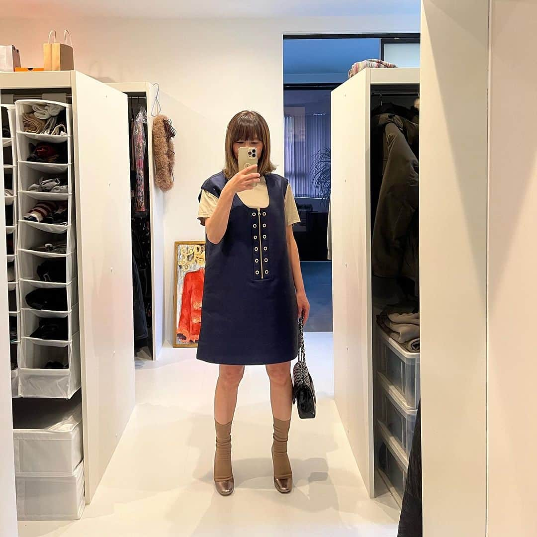 mitsuxmitsu24のインスタグラム：「Outfit * * Dress #prada  Shoes #prada  * PRADAのワンピースとヒールで。 ワンピースはシルク素材でシルエットが好き。 ヒールのある靴履いたの久しぶり。 * * 白髪染めに美容院へ。やっといけたよ。」