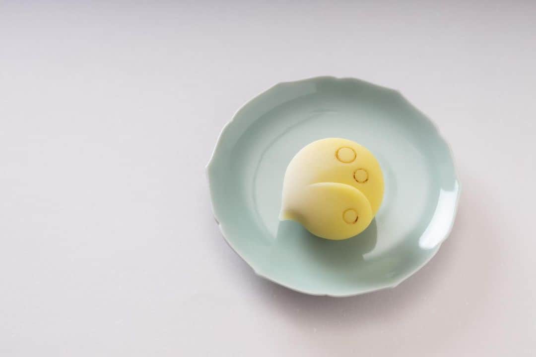 Toru Tsuchieさんのインスタグラム写真 - (Toru TsuchieInstagram)「今日の和菓子はねりきりで作った #てふてふ です。 ねりきりとは白餡に餅や芋を混ぜて作った和菓子で 茶道 で使われる「主菓子」の一種です。 #撮影 用に製作しました。  伊藤さんが東和会に初出品した作品が東和誌に載ってました！ 毎月作るのですからこれからが大変ですが頑張ってもらいたいです。 右下の蕨は型から一生懸命作ってましたがとてもセンスいいと感心しました。  フェイスブックページのいいね！もよろしくお願いします。 https://www.facebook.com/shishisu/  日本和菓子培训讲座接受请求。 Japanese Wagashi Training Seminar is accepting requests. Today's wagashi is #butterfly with Nerikiri. Nerikiri is a Japanese unbaked cake based on white bean jam mixing and kneading rice cake, sugar, starch syrup. Is a kind of "Jounamagashi" as used in the tea ceremony. The sweets I've made for the shooting. #福泉堂  #上生菓子 #和菓子 #ファインダー越しの私の世界 #練切 #煉切 #ねりきり #お菓子 #蝶々 #instadaily #器 #sweets #花見 #wagashi #dessert #foodstagram #出雲 #和菓子好き #日本 #foodgasm #Japon #カメラマンさんと繋がりたい #日式」3月25日 6時37分 - choppe_tt