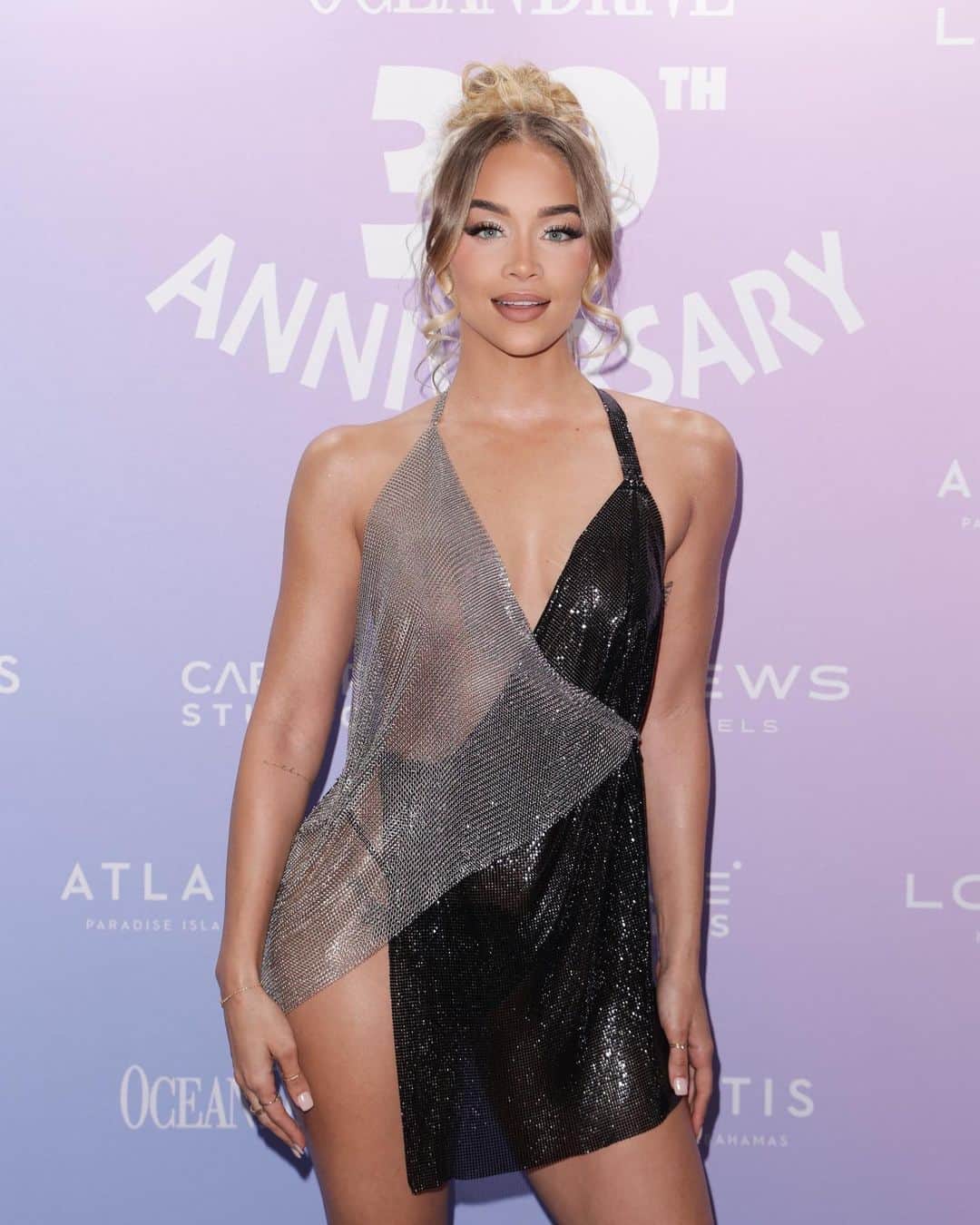 ジャスミン・サンダースのインスタグラム：「I had the best time celebrating @oceandrivemag 30th anniversary last night! Thanks again for having me on the cover of your special anniversary issue!」