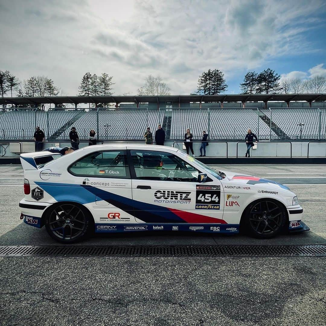 ティモ・グロックのインスタグラム：「Ein toller erster „Testtag“ bei den DMV Goodyear Racing Days geht zu Ende.   Morgen stehen das Qualifying und Rennen 1 auf dem Programm.  Wir sind gespannt, wie wir uns schlagen werden…  #timoglock #cuntzmotorsport #autohaus_cuntz #bmwcuntz #bmwmotorsport #isthatglock @dmvbmw318ticup」