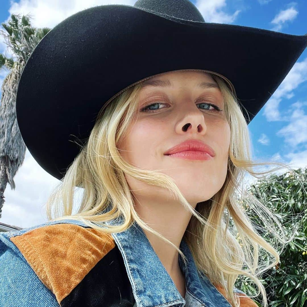 グレイシー・ドジーニーのインスタグラム：「new @stetsonusa hat to celebrate my cowgirl era & the premiere of #MyKindOfCountry on @appletvplus」