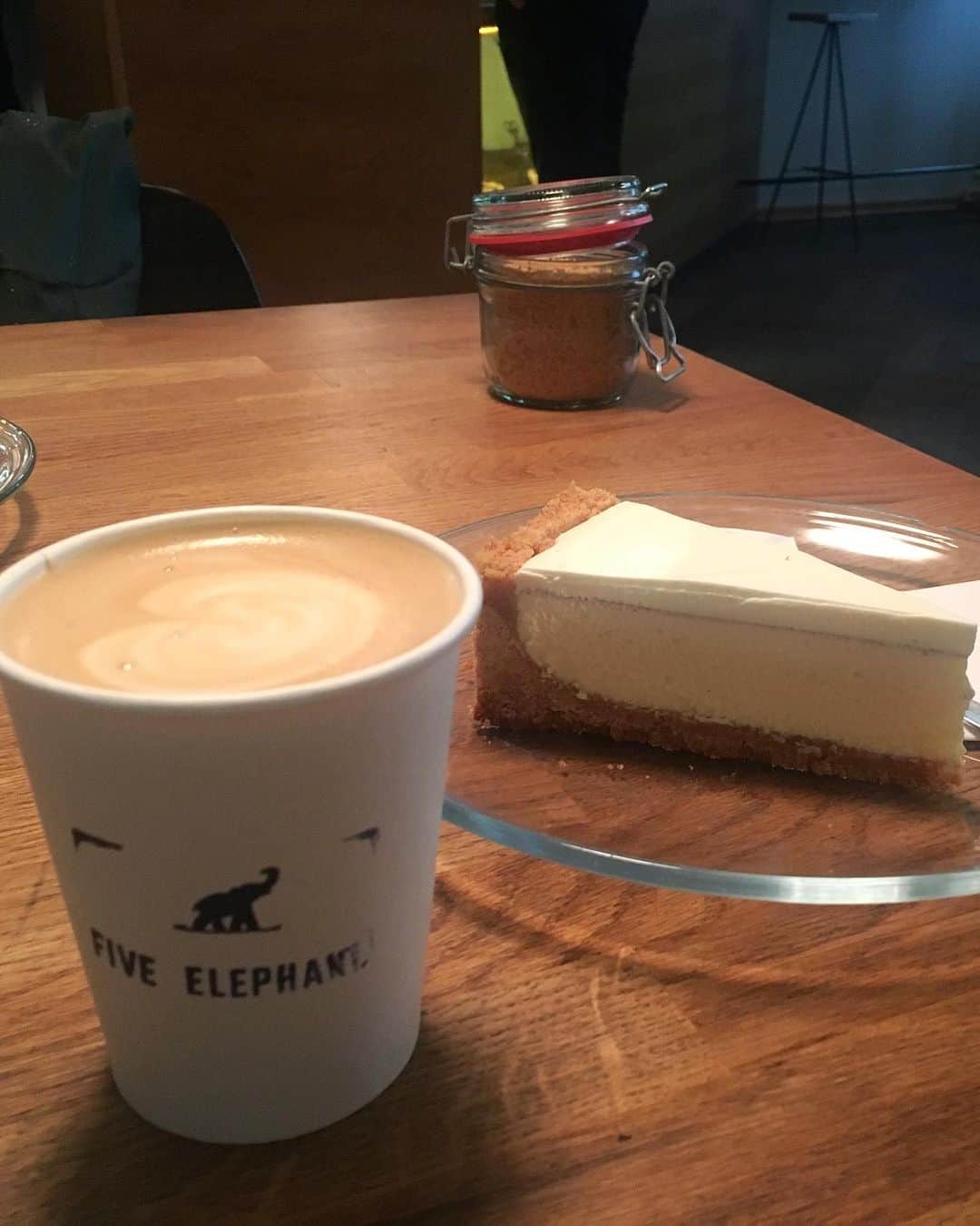 Yu-kiさんのインスタグラム写真 - (Yu-kiInstagram)「My best latte in Europe🇪🇺I picked up them randomly so there is no NO1, just loved them all🫶🏻 勝手に好きなラテベスト5(ヨーロッパver)☕️ 🇩🇪 @fiveelephant  🇫🇷 @motorscoffee  🇪🇸 @dalstoncoffee  🇮🇸 @reykjavik_roasters  🇪🇸 @miacoffeeshop  もう5年くらい前なんだけど、今でも忘れられないラテはドイツのベルリンで飲んだFive Elephantのコーヒー、ここも2回行ったしチーズケーキもめっちゃ美味しかった記憶🇩🇪そしてパリのMOTORSは一番行ってる、ここは安定、この近くにホテル取るくらい好き🇫🇷スペインはバルセロナのDalston coffeeとマラガのMia、スペインはコーヒー安くておいしくて最高🇪🇸あとなかなか行く機会ないけど、アイスランドのReykjavík Roastersもトートバック買うくらい好きだった🇮🇸 ロンドンのコーヒーも好きだけど、ヨーロッパの各地のおいしいコーヒーを探すのも楽しい☺️」3月25日 5時51分 - yu_ki96