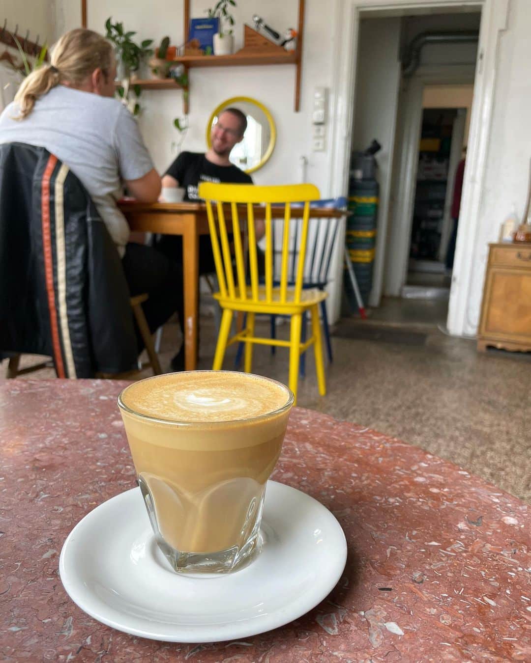 Yu-kiさんのインスタグラム写真 - (Yu-kiInstagram)「My best latte in Europe🇪🇺I picked up them randomly so there is no NO1, just loved them all🫶🏻 勝手に好きなラテベスト5(ヨーロッパver)☕️ 🇩🇪 @fiveelephant  🇫🇷 @motorscoffee  🇪🇸 @dalstoncoffee  🇮🇸 @reykjavik_roasters  🇪🇸 @miacoffeeshop  もう5年くらい前なんだけど、今でも忘れられないラテはドイツのベルリンで飲んだFive Elephantのコーヒー、ここも2回行ったしチーズケーキもめっちゃ美味しかった記憶🇩🇪そしてパリのMOTORSは一番行ってる、ここは安定、この近くにホテル取るくらい好き🇫🇷スペインはバルセロナのDalston coffeeとマラガのMia、スペインはコーヒー安くておいしくて最高🇪🇸あとなかなか行く機会ないけど、アイスランドのReykjavík Roastersもトートバック買うくらい好きだった🇮🇸 ロンドンのコーヒーも好きだけど、ヨーロッパの各地のおいしいコーヒーを探すのも楽しい☺️」3月25日 5時51分 - yu_ki96