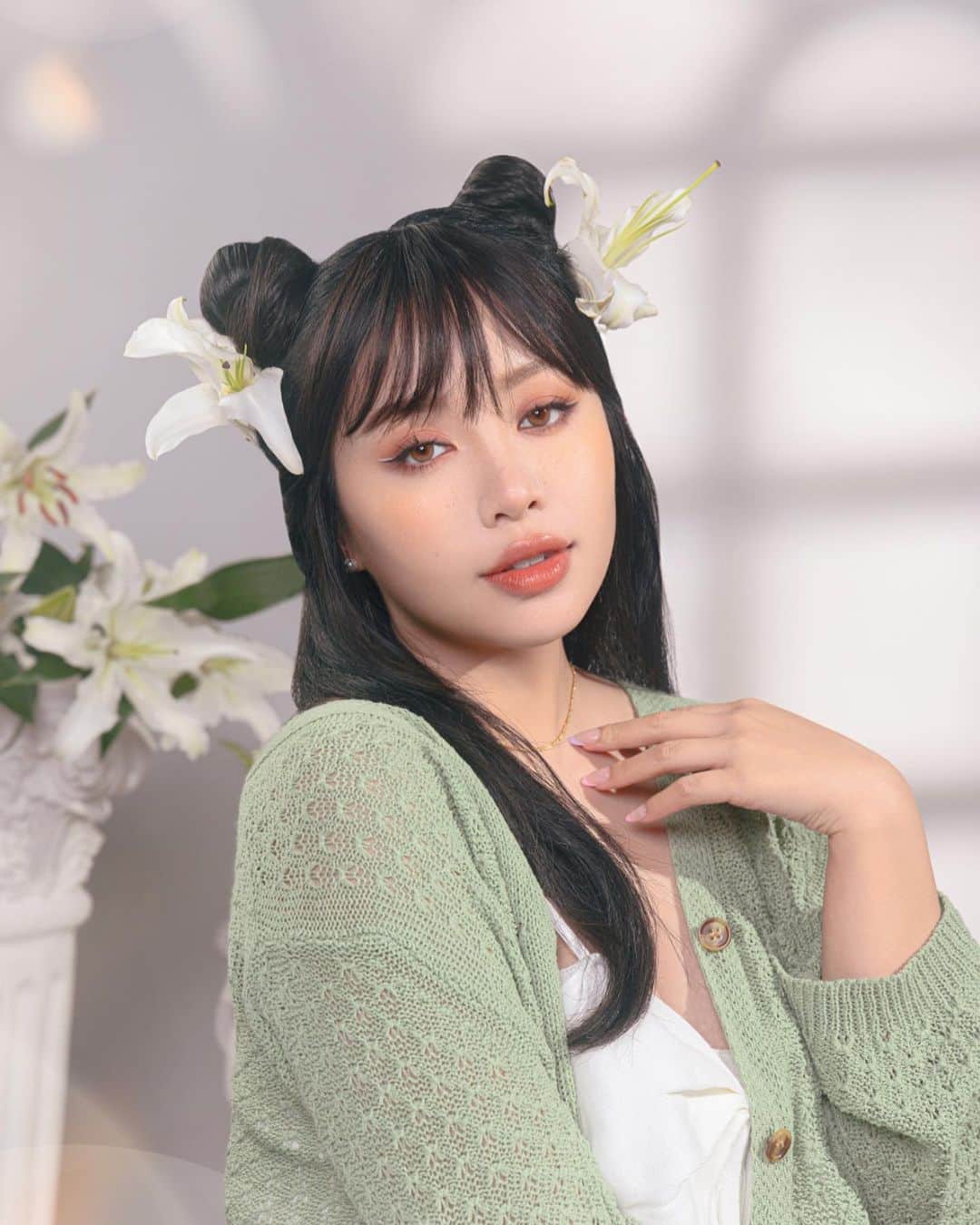 のインスタグラム：「Aries szn is here 🐏  shop our curated collection and our newest limited edition micro purse in the color sage 🌿 @emcosmetics   📷 - @askyeff  🎨 - @aiymxxi  💄- @makeupsang  🎀 - @edson_doeshair」