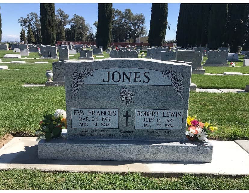 ドット=マリー・ジョーンズのインスタグラム：「One more Birthday pic for momma.  Took awhile to have made but mom and dad’s headstone 🪦 is in place🙏🏻❤️ love and miss you both so much. 🥹😭❤️🙏🏻🪦 ❤️💔」