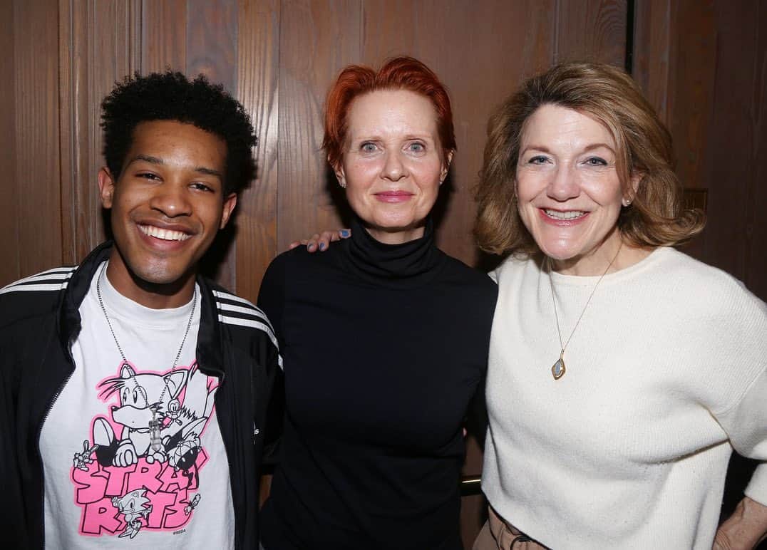 シンシア・ニクソンのインスタグラム：「So excited to have finally seen #KimberlyAkimbo this week. I loved it so much that I had to stick around and tell all the actors! The show is written by David @LindsayAbaire (who also wrote Rabbit Hole which I was in many years ago).  If you have a chance to see @akimbomusical, GO!」