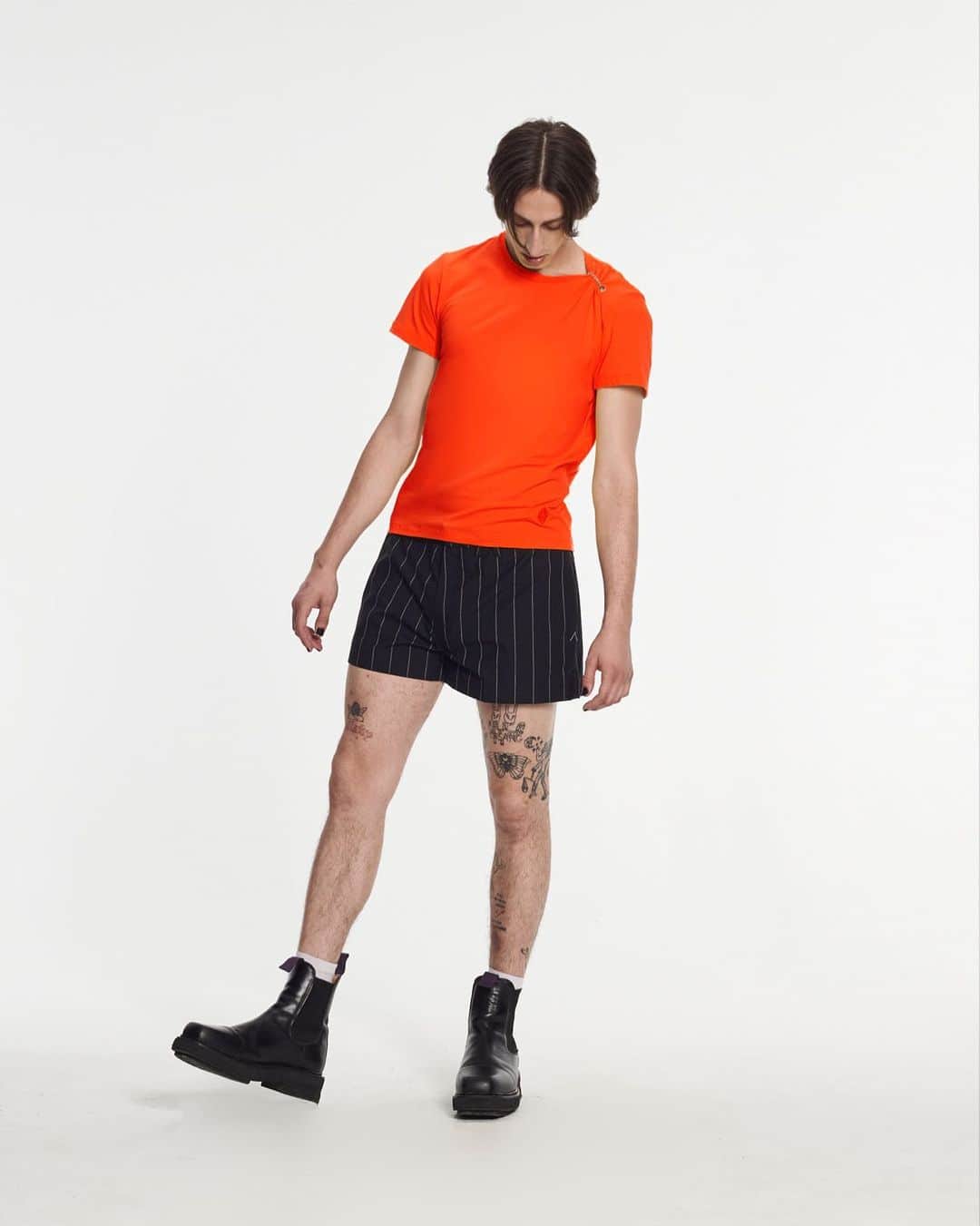 アルマンド バシのインスタグラム：「T-shirts are a wardrobe staple. A tee in orange fabric with chain detail.  #Project01 #ArmandBasi」