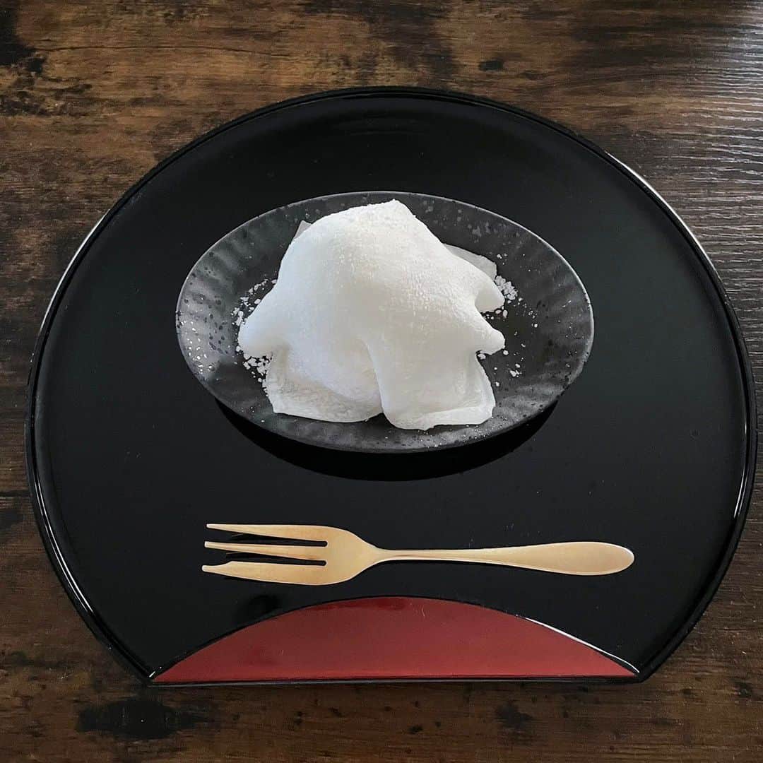 太田雫のインスタグラム：「・ 雪苺娘風の手作りお菓子❄️🍓 ・ 家に帰ったら弟が作ってました！！ ・ ・ 本物の雪苺娘の味に似てておいしかった✨ ・ ・ ・ #ニコラ#太田雫 #雪苺娘#お菓子#おいしい#手作りお菓子」