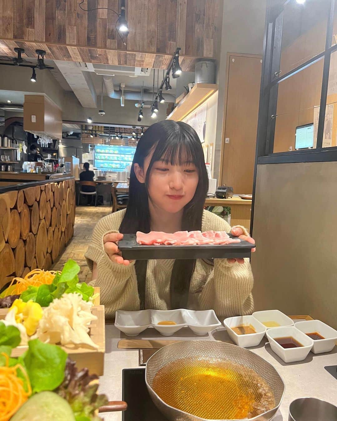 芹澤もあさんのインスタグラム写真 - (芹澤もあInstagram)「もあ食べ放題びっくりするぐらい食べるかもです(>_<;)  ⁡お肉つよい、、、、 ⁡ #しゃぶしゃぶれたす #肉 #野菜 #高校生#sjk#jk2#06#ukka#芹澤もあ」3月24日 21時36分 - moa_serizawa