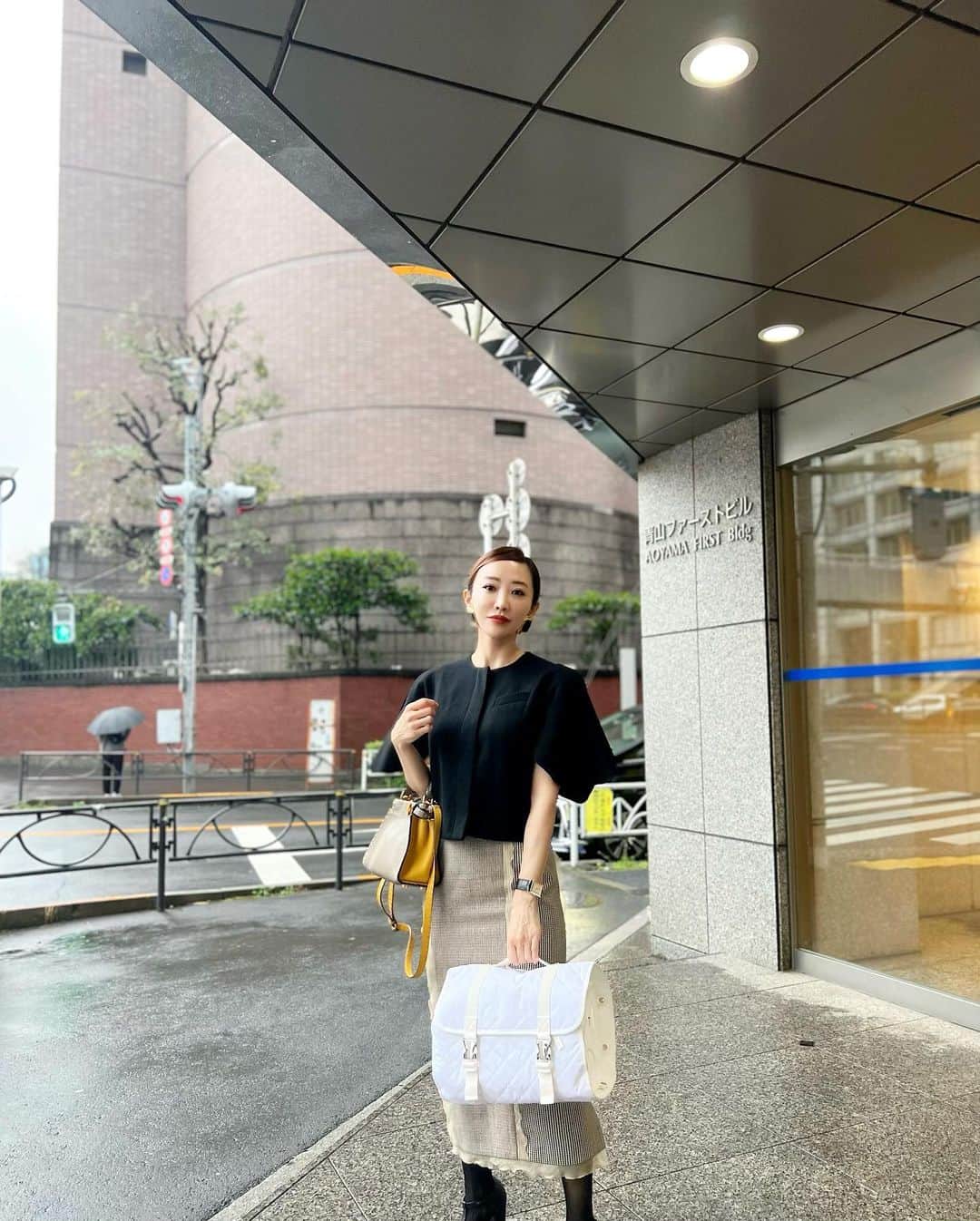 神崎恵のインスタグラム：「・ 晴れたと思ったら、 やっぱり雨が降りました。 やっと、やっと、金曜日〜🙌 今週は、ロールポーチが活躍してくれました。　 メイク道具だけでなく、 トレーニングにいくときのお直しアイテムを入れたり、 撮影で使うスキンケアコスメやツールをいれたり。 いろいろなものを入れて、持ち運び。 (わたしが小柄なので、画像にするとどれも実際より大きく見えるような？) 今日も一日、お疲れさまでした☺️」