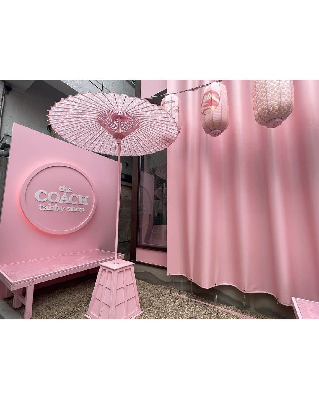 須田理夏子さんのインスタグラム写真 - (須田理夏子Instagram)「the COACH tabby shop（コーチ タビー ショップ）にお母さんと行ってきた💗  スタッフのお姉さんが 可愛く撮ってくれてたの( •̤ᴗ•̤ )♡  1枚目満面の笑みのりかです😆  4月2日までイベントやってるみたいです！   #コーチタビー #InMyTabby #CoachJapan  #原宿  #harajuku  #GRL  #満面の笑み  #ノーマルカメラ #おしゃれ  #me #系統バラバラ系女子 #photo  #photography #followme #ファッション  #fashion  #服装  #他撮り  #151cmコーデ  #02line  #低身長コーデ  #pink  #ピンク  #乃木坂46  #乃木坂好きな人と繋がりたい #乃木坂好きな女ヲタさんと繋がりたい #乃木坂 #3期生 #岩本蓮加 #岩本蓮加推し」3月24日 21時41分 - sudarikako