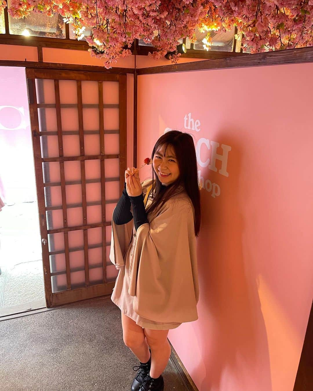 須田理夏子のインスタグラム：「the COACH tabby shop（コーチ タビー ショップ）にお母さんと行ってきた💗  スタッフのお姉さんが 可愛く撮ってくれてたの( •̤ᴗ•̤ )♡  1枚目満面の笑みのりかです😆  4月2日までイベントやってるみたいです！   #コーチタビー #InMyTabby #CoachJapan  #原宿  #harajuku  #GRL  #満面の笑み  #ノーマルカメラ #おしゃれ  #me #系統バラバラ系女子 #photo  #photography #followme #ファッション  #fashion  #服装  #他撮り  #151cmコーデ  #02line  #低身長コーデ  #pink  #ピンク  #乃木坂46  #乃木坂好きな人と繋がりたい #乃木坂好きな女ヲタさんと繋がりたい #乃木坂 #3期生 #岩本蓮加 #岩本蓮加推し」