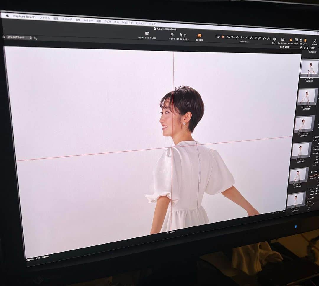 松田愛里のインスタグラム：「以前の撮影の一コマ📸 くるくる自由に動き回りました。 もうすぐnew番宣がオンエアされます！  #白 #純白 #newsevery #🌸 #西日本放送 #アナウンサー #撮影 #ショートヘア #celford #white #spring」