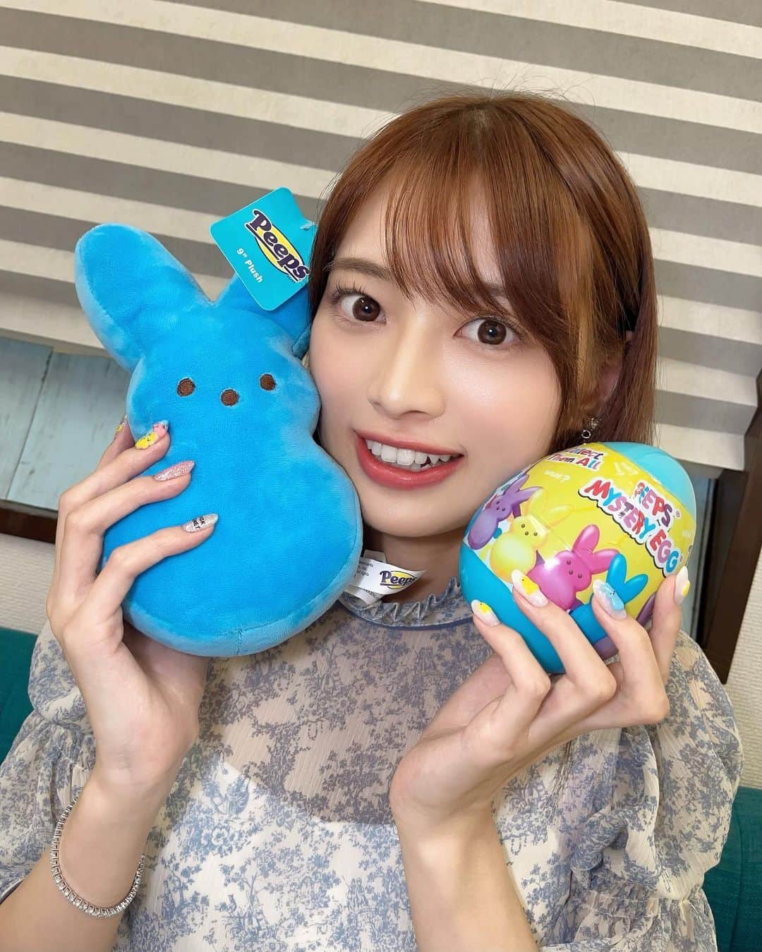 藤田いろはのインスタグラム：「イースターが近づいてきたので、 大好きなPeepsネイルに今年もしてきたよ🐰🐣 ⁡ 左手は一目惚れした枕カバー柄をそのまま再現してモテモテにして、 右手はペプシコラボのリールにあったものを再現してもらった✨ ⁡ やっぱりPeepsかわいい💕癒された〜 ⁡ @gingernail.tokyo さんいつもありがとうございます🫶 ⁡ ⁡ ⁡」