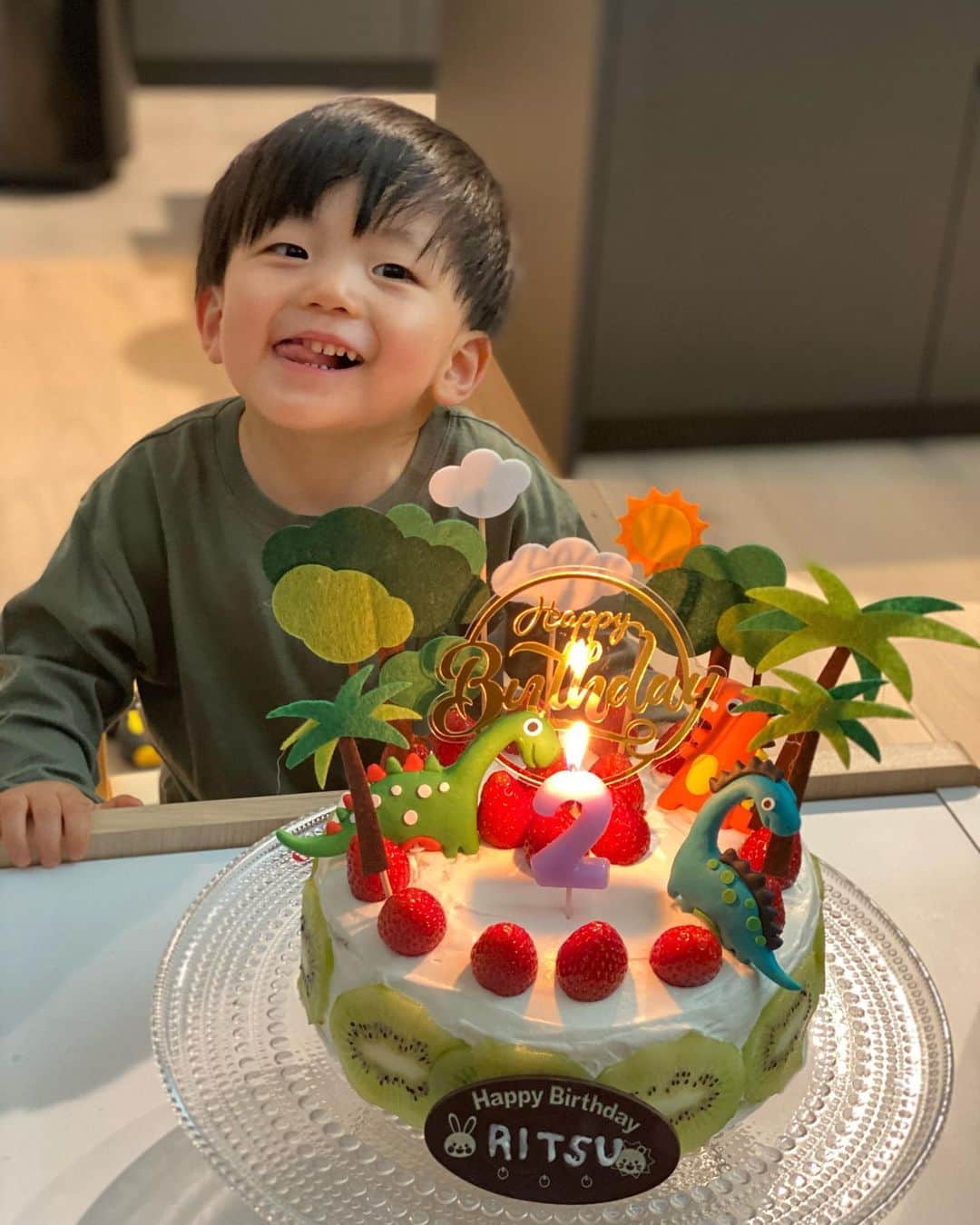 吉田愛璃のインスタグラム：「. "RITSU 2nd Birthday "  あなたをはじめて抱っこしたあの人生1幸せを感じた日からもう2年が経つなんて...🥺  怪我や病気なく元気にすくすく育ってくれるだけで母は十分です♡ あえて言うならこのままずっと優しい子でいてね  RITSUの笑顔がだいすき♡  今年のテーマは恐竜🦖🦕 ケーキは米粉で🍰他にも米粉のピザやピラフなんかも作ったけど、写真は撮り忘れましたん✌︎笑  だいすきなじーじばーば、いとこfamilyもきてくれて、たくさんプレゼントももらってよかったね♡大成功してよかった♡」