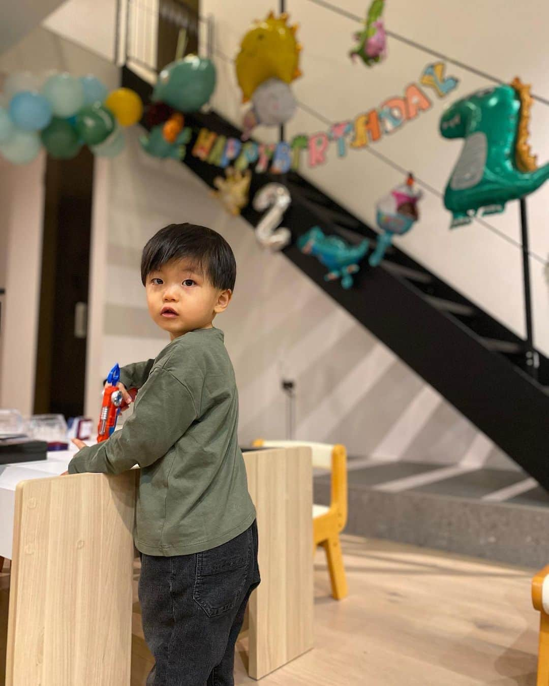 吉田愛璃さんのインスタグラム写真 - (吉田愛璃Instagram)「. "RITSU 2nd Birthday "  あなたをはじめて抱っこしたあの人生1幸せを感じた日からもう2年が経つなんて...🥺  怪我や病気なく元気にすくすく育ってくれるだけで母は十分です♡ あえて言うならこのままずっと優しい子でいてね  RITSUの笑顔がだいすき♡  今年のテーマは恐竜🦖🦕 ケーキは米粉で🍰他にも米粉のピザやピラフなんかも作ったけど、写真は撮り忘れましたん✌︎笑  だいすきなじーじばーば、いとこfamilyもきてくれて、たくさんプレゼントももらってよかったね♡大成功してよかった♡」3月24日 21時48分 - eriyoshida0314