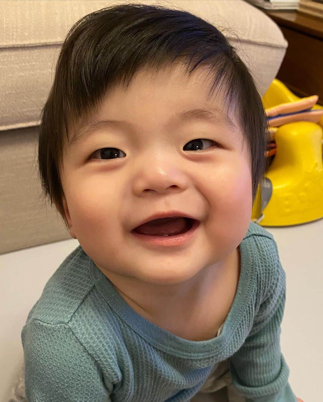 吉田愛璃さんのインスタグラム写真 - (吉田愛璃Instagram)「. "RITSU 2nd Birthday "  あなたをはじめて抱っこしたあの人生1幸せを感じた日からもう2年が経つなんて...🥺  怪我や病気なく元気にすくすく育ってくれるだけで母は十分です♡ あえて言うならこのままずっと優しい子でいてね  RITSUの笑顔がだいすき♡  今年のテーマは恐竜🦖🦕 ケーキは米粉で🍰他にも米粉のピザやピラフなんかも作ったけど、写真は撮り忘れましたん✌︎笑  だいすきなじーじばーば、いとこfamilyもきてくれて、たくさんプレゼントももらってよかったね♡大成功してよかった♡」3月24日 21時48分 - eriyoshida0314