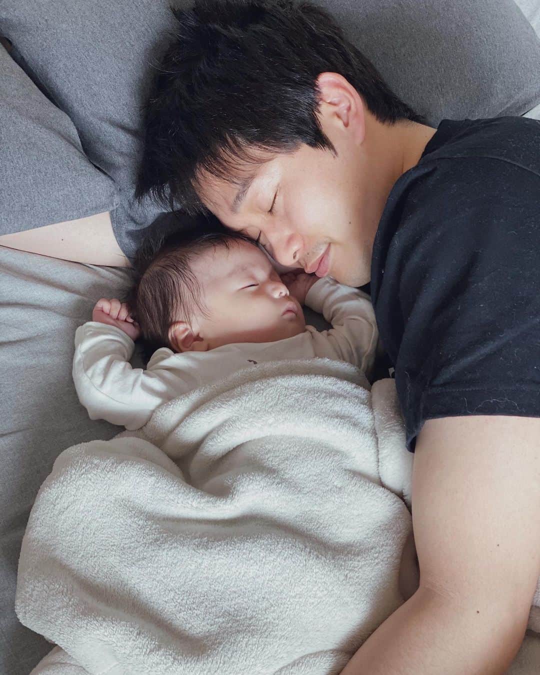 吉田愛璃さんのインスタグラム写真 - (吉田愛璃Instagram)「. "RITSU 2nd Birthday "  あなたをはじめて抱っこしたあの人生1幸せを感じた日からもう2年が経つなんて...🥺  怪我や病気なく元気にすくすく育ってくれるだけで母は十分です♡ あえて言うならこのままずっと優しい子でいてね  RITSUの笑顔がだいすき♡  今年のテーマは恐竜🦖🦕 ケーキは米粉で🍰他にも米粉のピザやピラフなんかも作ったけど、写真は撮り忘れましたん✌︎笑  だいすきなじーじばーば、いとこfamilyもきてくれて、たくさんプレゼントももらってよかったね♡大成功してよかった♡」3月24日 21時48分 - eriyoshida0314