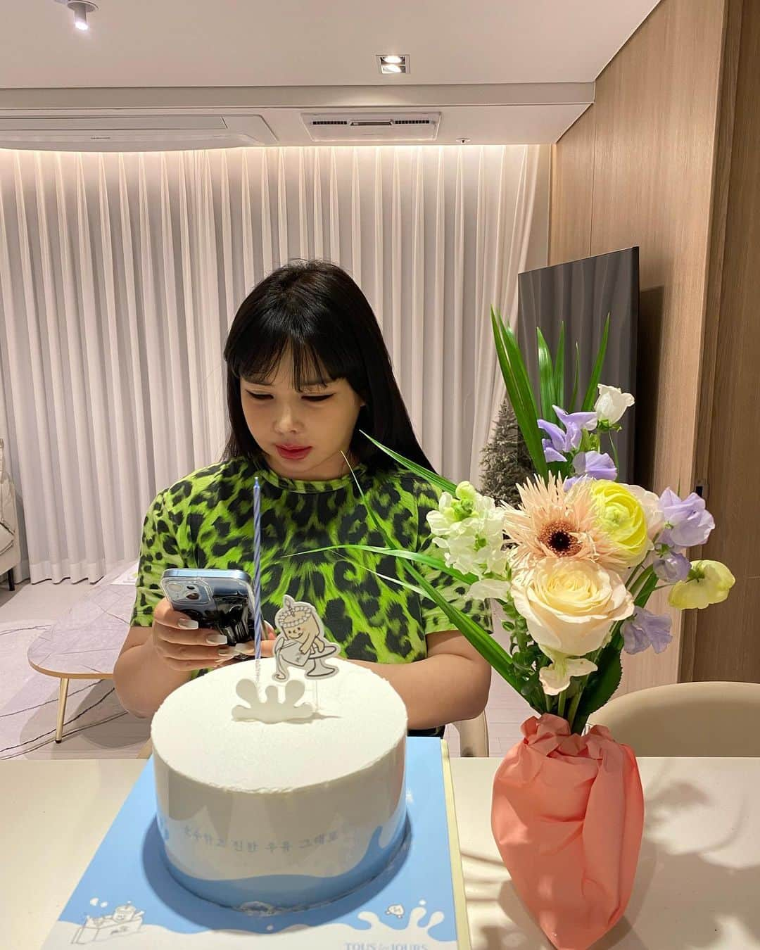 パク・ボムのインスタグラム：「Happy BoM’s Day with my 작은고모. (작은고모가 찍어주신 사진임) #parkbom #bompark #2ne1 #ぼム #朴春‎ #بارك_بوم #anhyêuem #أحبك #박봄」