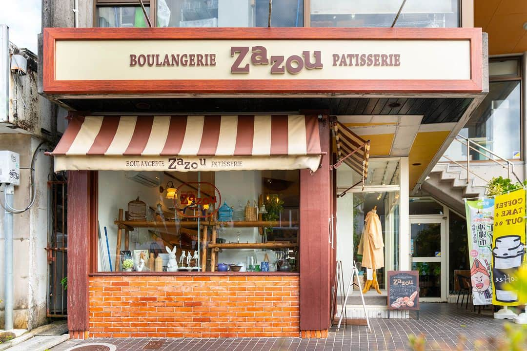 Be.okinawaさんのインスタグラム写真 - (Be.okinawaInstagram)「For delicious fresh-baked goods that use fresh seasonal ingredients, head to Zazou Bakery on Koza Gate Street!🥐 The bakery boasts 34 years of baking excellence, making everything from bagels to pita bread, cake, and lunch sandwiches that can be enjoyed in their outdoor seating area.😋 A local favorite, Zazou is a must-visit destination for foodies!🍰  若想品嚐使用當季食材烘烤的美味麵包，那就千萬別錯過KOZA GATE通的麵包店「zazou」🥐！此間麵包店已持續提供貝果、口袋麵包、蛋糕及午餐三明治等長達約34年的時間，也可在戶外的座席慢慢享用美味麵包😋。深受當地居民喜愛的Zazou，可是美食家絕對會想造訪的地方！🍰  제철 식재료를 사용한 맛있는 갓 구운 빵을 드셔보고 싶으시다면 고자 게이트 거리의 빵집 "zazou"로 출발! 🥐 베이글, 피타, 케이크, 런치 샌드위치 등, 약 34년의 역사를 자랑하는 빵집의 옥외 좌석에서 그 맛을 즐겨보실 수 있습니다. 😋 지역 주민들에게 사랑받는 Zazou는 맛집을 찾는 분들이라면 꼭 한번 방문해보시길 추천하는 장소입니다! 🍰  #visitokinawa #okinawatrip #okinawaphoto #okinawajapan #japaneseislands #japantravel #japan #explorejapan #discoverjapan #visitjapan #japantrip #japanphoto #japantourism #okinawa  #kozagatestreet #zazouokinawa #沖縄 #沖縄観光 #沖繩 #오키나와 #旅行 #여행 #打卡 #여행스타그램」3月24日 22時00分 - visitokinawajapan