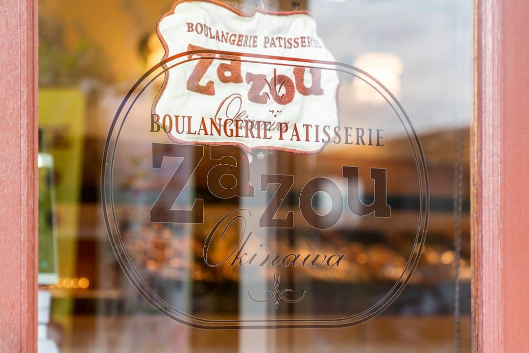 Be.okinawaさんのインスタグラム写真 - (Be.okinawaInstagram)「For delicious fresh-baked goods that use fresh seasonal ingredients, head to Zazou Bakery on Koza Gate Street!🥐 The bakery boasts 34 years of baking excellence, making everything from bagels to pita bread, cake, and lunch sandwiches that can be enjoyed in their outdoor seating area.😋 A local favorite, Zazou is a must-visit destination for foodies!🍰  若想品嚐使用當季食材烘烤的美味麵包，那就千萬別錯過KOZA GATE通的麵包店「zazou」🥐！此間麵包店已持續提供貝果、口袋麵包、蛋糕及午餐三明治等長達約34年的時間，也可在戶外的座席慢慢享用美味麵包😋。深受當地居民喜愛的Zazou，可是美食家絕對會想造訪的地方！🍰  제철 식재료를 사용한 맛있는 갓 구운 빵을 드셔보고 싶으시다면 고자 게이트 거리의 빵집 "zazou"로 출발! 🥐 베이글, 피타, 케이크, 런치 샌드위치 등, 약 34년의 역사를 자랑하는 빵집의 옥외 좌석에서 그 맛을 즐겨보실 수 있습니다. 😋 지역 주민들에게 사랑받는 Zazou는 맛집을 찾는 분들이라면 꼭 한번 방문해보시길 추천하는 장소입니다! 🍰  #visitokinawa #okinawatrip #okinawaphoto #okinawajapan #japaneseislands #japantravel #japan #explorejapan #discoverjapan #visitjapan #japantrip #japanphoto #japantourism #okinawa  #kozagatestreet #zazouokinawa #沖縄 #沖縄観光 #沖繩 #오키나와 #旅行 #여행 #打卡 #여행스타그램」3月24日 22時00分 - visitokinawajapan