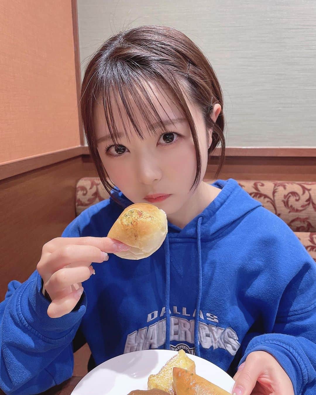 久保田沙矢香のインスタグラム：「いつもなんか食べてるね🥖  #パーカー #パーカー女子 #パーカーコーデ  #ミディアムヘア #ミディアムヘアアレンジ #ショートヘア #シースルーバング #シースルー前髪」