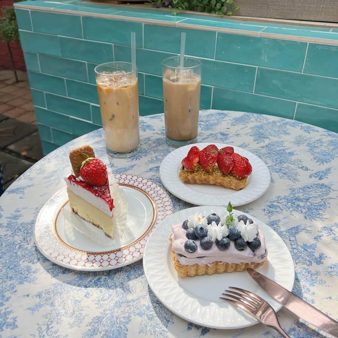 愛内みさのインスタグラム：「🇰🇷  久しぶりの韓国🫶  DOSANMAMMA(도산맘마)  世界観たっぷりの外観と内装🌷  ケーキは可愛いしほんと美味しくて、、！ 日本だったら持ち帰りたかった😌  旅行で行ったお店全部正解でおすすめだったので ハイライトに記録𓌉◯𓇋  またすぐ行きたい𓎩  #韓国旅行 #韓国カフェ #DOSANNAMMA #카페#카페스타그램」