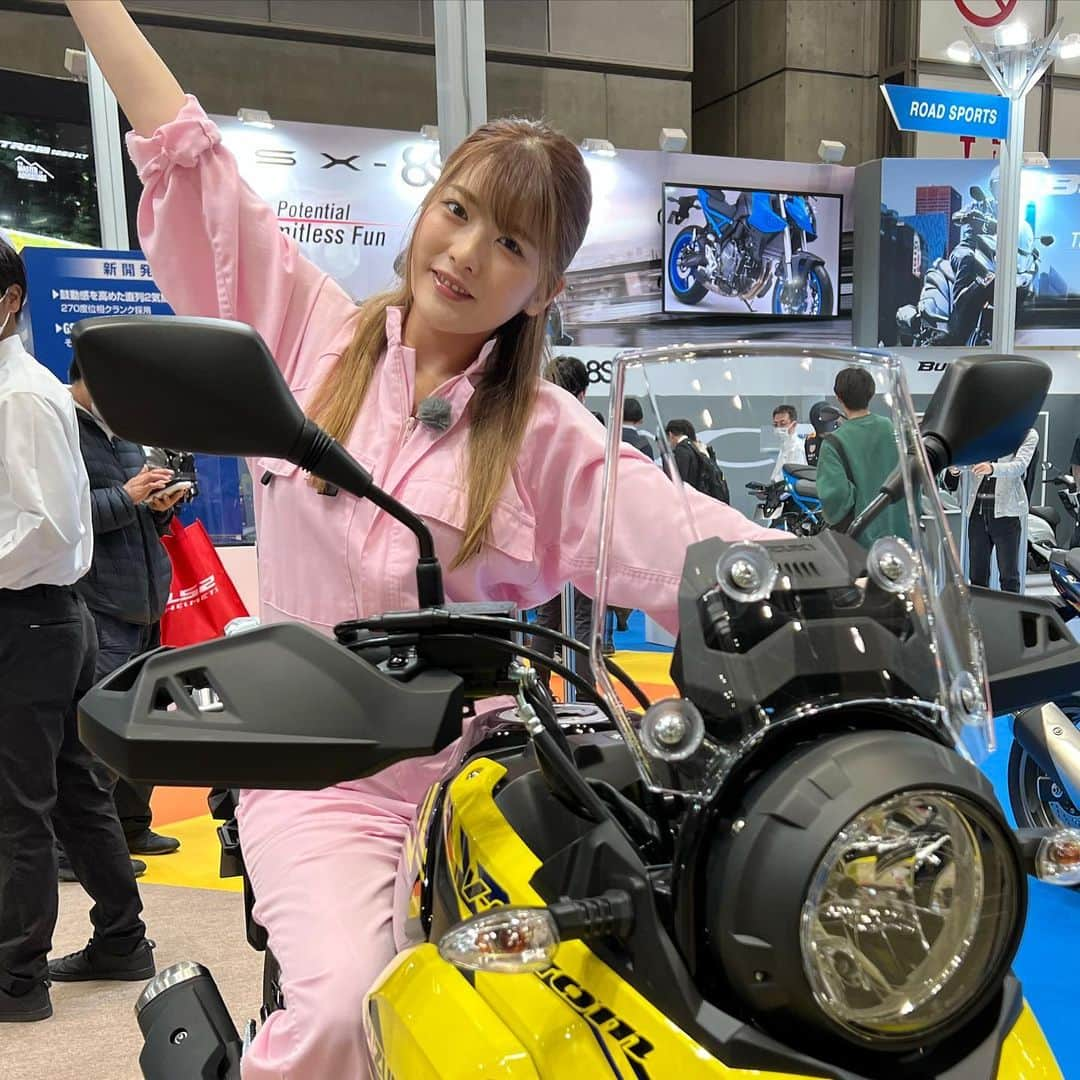 上矢えり奈のインスタグラム：「＊-＊-＊-＊-＊-＊-＊-＊  東京モーターサイクルショー 行ってきました🏍🙌  国内最大級のバイクの祭典ということで 初日から大変盛り上がってました☺️  SUZUKIブースでは、 目玉のバイクもたくさん飾ってあって テンションあがりまくりで楽しかったー！🫣  erina.  ＊-＊-＊-＊-＊-＊-＊-＊  #東京モーターサイクルショー　#SUZUKIバイク　#Vストローム　#ヨエロスン」