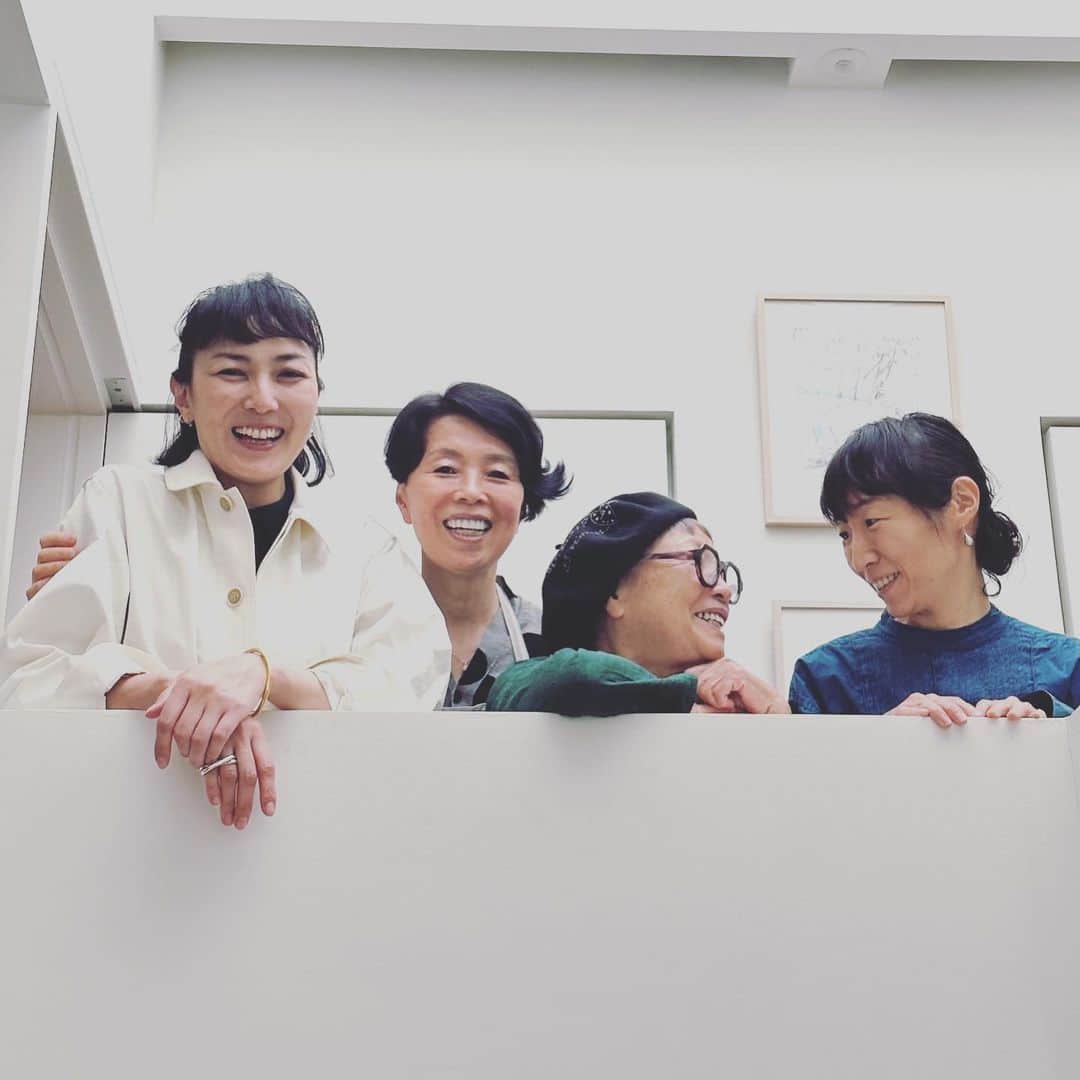 板谷由夏 のインスタグラム：「幾つになっても学びを楽しめる人でありたい。 大好きなウー先生の教室に 大好きな人たちと 学んで食べて笑って。 エネルギーチャージ完了。」