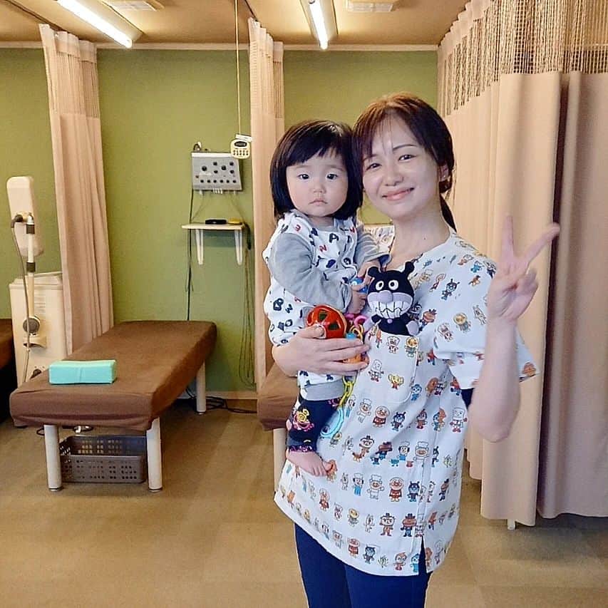 のインスタグラム：「. ママと一緒に来院してくれるベビーちゃんがいる時はアンパンマン白衣が登場☆ ママのメンテナンス時には子育てなどのお悩み相談も心のデトックスとして大切な１つと考えていて、身体も心もスッキリした姿で見送れる院である様、これからも父ちゃんと力を合わせて目指していきたいと思います😌 . 只今4月までの予約が満員となりました🙇‍♀️ので５月の予約開始まで今しばらくお待ちくださいませね～😊 これからも沢山の方にお逢いできるのを楽しみにしています☆ . ほんまは(娘と📸💕)とか人生のうち１度で良いから言ってみたかったけど、その楽しみは来世か来来世か来来来世にとっとこかっ🤭✨ . . . . . #あかざき鍼灸整骨院  #身体と心を整える #美容整体師 #チャイルドコーチング #育児アドバイザー #ワーキングママ」