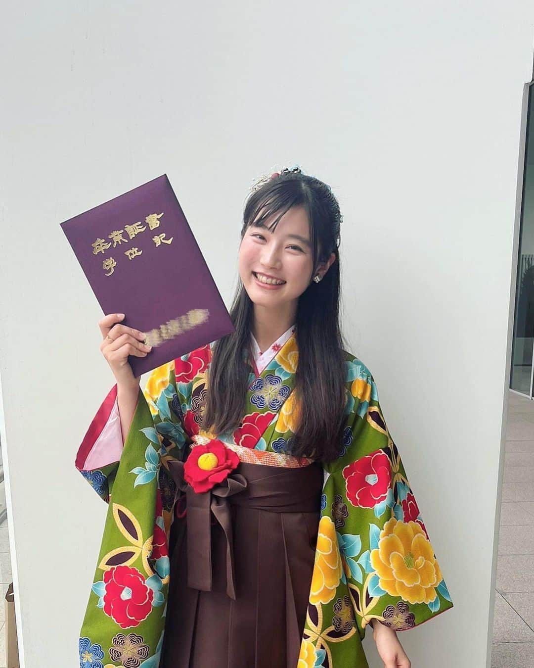 守谷菜々江のインスタグラム：「無事に大学卒業です✨  祖母に着物選びと、着付けをしてもらいました。袴の結び目についている花飾が、とってもお気に入り🌼  大正ロマンとか、はいからさんが通る、とかにちょっと憧れていたので、髪型はストレートのハーフアップ一択😌  父、母、支えてくれた方々に心から感謝です。  特に、毎回日程教えてくれた友人よ、本当にありがとう🫶  なんだかんだ、卒論は書くの楽しかったです。  これからも、頑張って人生走ります！！  みなさま今後ともよろしくお願いします。」