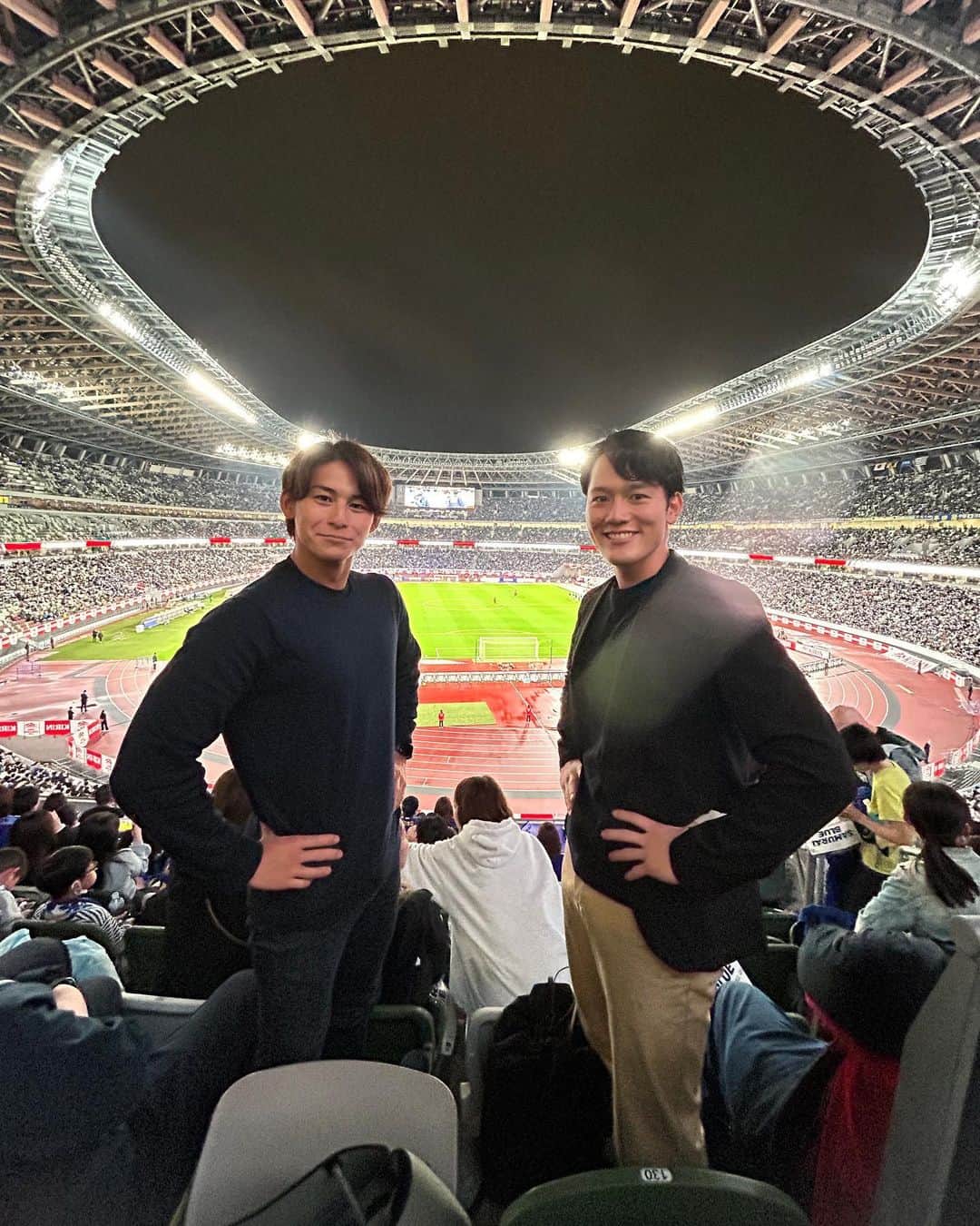 瀬崎一耀のインスタグラム：「日本代表W杯明け初戦 vsウルグアイ1-1  立ち上がりからFIFAランク16位強豪のウルグアイ相手にも自分達が主導権を握るんだという自信と気概 カタールのときから日本人であることを常に誇らしく思わせてくれる日本代表  6万人を超えるフルハウスの国立 Jリーグが始まった時はこんな感じだったのかなと思うほど の熱狂ぶり  驚きと感動に満ち溢れていました🔥  観戦はまたTBSの齋藤慎太郎に一緒に笑 彼といると本当にサッカーの見方が深まります！ 去年は日本代表のドイツ遠征に帯同していたりいつも刺激をもらっています⚽️  #キリンチャレンジカップ  #日本代表」