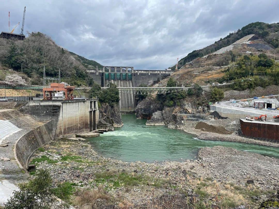 石原良純さんのインスタグラム写真 - (石原良純Instagram)「岐阜県丸山ダムを見上げる展望台へ。ダムカードを模した顔抜きボードを発見しました。ここで写真を撮ればオリジナルのダムカードを作れるよ。」3月24日 22時06分 - yoyoshizumi
