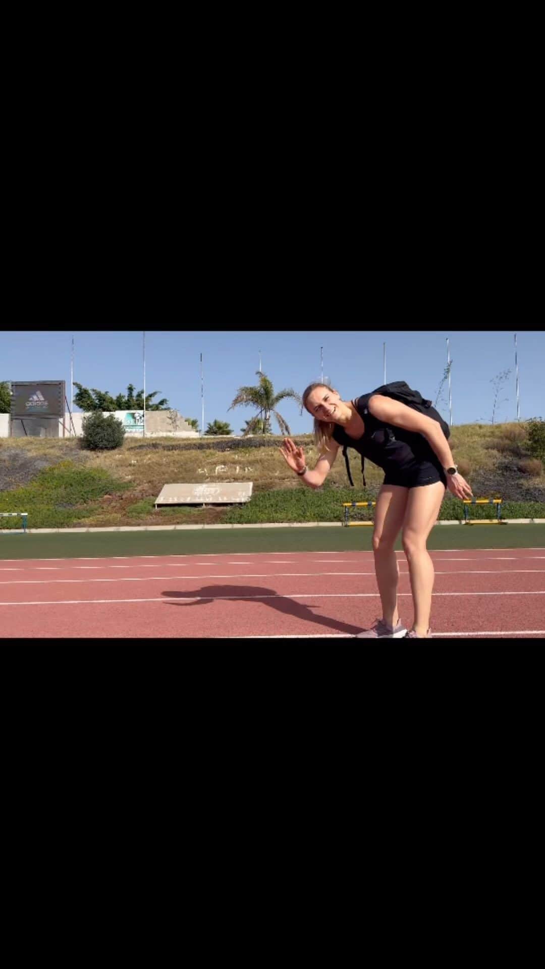 Kamila CIBAのインスタグラム：「Skoczność z @litttlerunner 🐒 #tenerife #sportcamp #camp #athlete #friends #jump #jumping #frog #trainingday #training #hops #run #running」