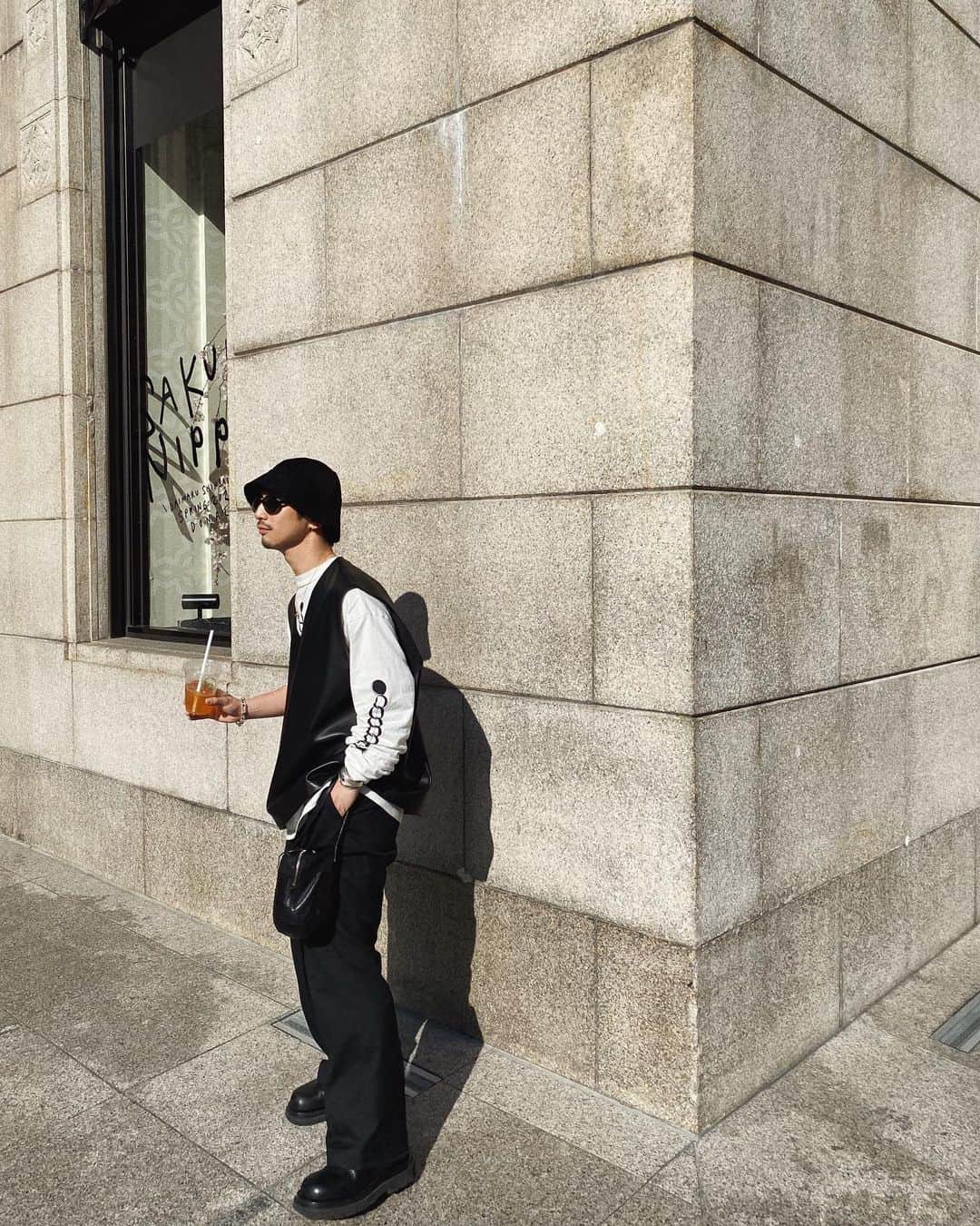 陣内勇人のインスタグラム：「. レザーベストとロンTな気分。  無骨じゃないシンプルなカッティングのベストに 何とも好きなグラフィックは 袖にも Vラインから覗かせるにもいい。」