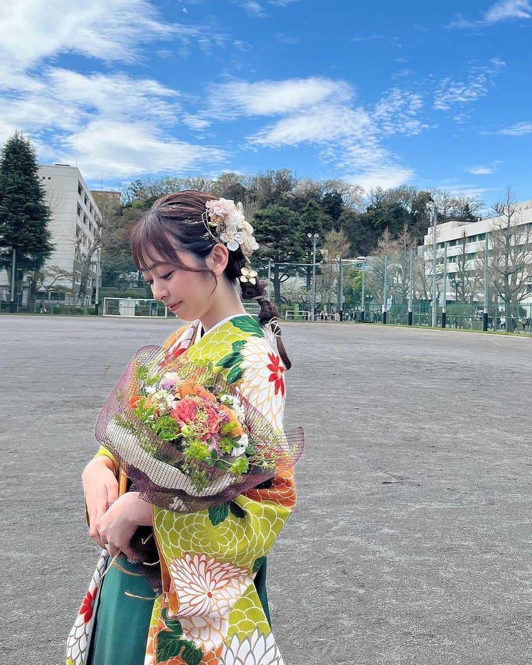 兼田日向子さんのインスタグラム写真 - (兼田日向子Instagram)「🎓 本日、大学卒業しました🌸 休学した時もあり、だいぶ長く通いましたが 自分のやりたいことを精一杯できた6年間だったなぁと思います。  色々な方に迷惑もかけましたが、、 とにかく周りの人に恵まれて 高校時代の自分では想像し得ない程楽しく、充実した時間を過ごしました☺️ 自分にとってかけがえのない時間と、人とのつながりです。  次の4月から、ややこしいですが、社会人2年目になります。笑  これからもどうぞよろしくお願いします！！✨☺️ . . . . . #卒業式#袴#袴ヘア#横浜市立大学#袴コーデ#yokohamacityuniversity」3月24日 22時13分 - hinako523_k