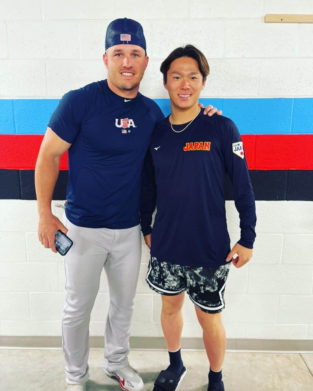 山本由伸のインスタグラム：「🇯🇵⚾️🇺🇸 トラウト選手とアレナド選手🙇‍♂️  #WBC」