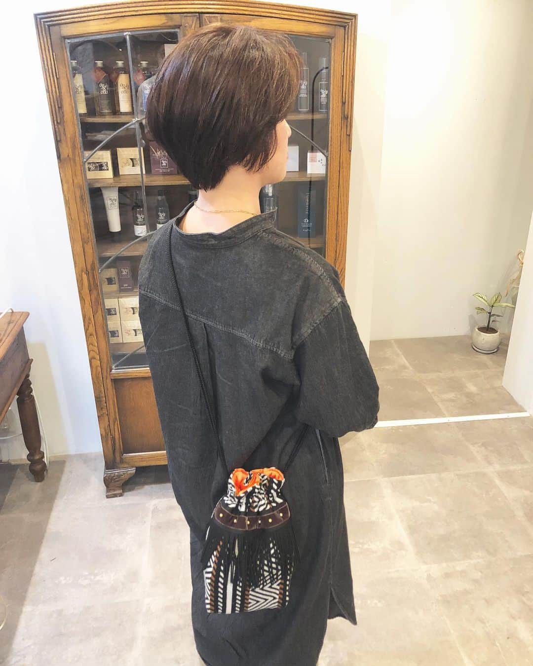 のインスタグラム：「本日ご来店の @loistaabagshop  様 ご自身で製作してる鞄がいつもお洒落！  今度ルクアイーレで 3/29〜4/4までポップアップされます  皆様梅田行く時は是非！  #pong #放出 #放出美容室 #今福鶴見美容室 #蒲生四丁目 #緑橋 #深江橋 #鶴見区 #鶴見区美容室 #古民家美容室 #アンティーク家具 #蒲生四丁目美容室 #緑橋美容室 #深江橋美容室 #今福鶴見 #駅近 #駅近美容室 #商店街 #oggiotto #tokio」