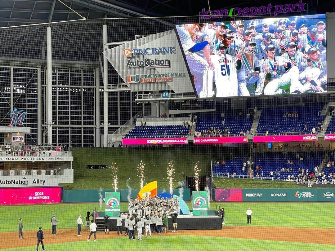 福田太郎さんのインスタグラム写真 - (福田太郎Instagram)「⚾︎WBC⚾︎ ありがとう！侍ジャパン🎌 世界一！最高の瞬間でした🏆 ⠀ ダルビッシュさんから大谷選手へのリレー。 歓喜の輪が広がり、球場全体を包み込み 世界中と繋がれたような気がしました。 ⠀ 14年ぶりの、王座奪還。 2009年3月、浪人の報告をしに、 高校の野球部を訪れる直前でした。 大きなスライダーで空振り三振。WBC連覇。 『やっぱり野球が好きだ。大学でも続けよう！』 夢を諦めなかったからこそ、今の僕がいます。 ⠀ 『日本の野球が、未来に繋がる』 栗山監督の夢が正夢になった、今大会も 誰かが前進する、きっかけになるといいな☺️ ⠀ おめでとう侍ジャパン⚔️🇯🇵 ありがとうWBC🗺️⚾️ ⠀ ⠀ #WBC #worldbaseballclassic  #日本代表 #侍ジャパン #栗山英樹 監督 #夢は正夢 #アメリカ #フロリダ #マイアミ #MLB #ダルビッシュ有 さん #大谷翔平 選手 #決勝 #America vs. #JAPAN #LetsGoJapan #野球 #ありがとう #HTB #アナウンサー #福田太郎」3月24日 22時36分 - htb_tarofukuda