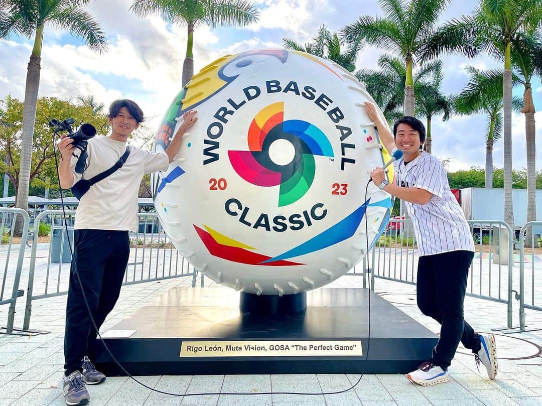 福田太郎のインスタグラム：「⚾︎WBC⚾︎ ありがとう！侍ジャパン🎌 世界一！最高の瞬間でした🏆 ⠀ ダルビッシュさんから大谷選手へのリレー。 歓喜の輪が広がり、球場全体を包み込み 世界中と繋がれたような気がしました。 ⠀ 14年ぶりの、王座奪還。 2009年3月、浪人の報告をしに、 高校の野球部を訪れる直前でした。 大きなスライダーで空振り三振。WBC連覇。 『やっぱり野球が好きだ。大学でも続けよう！』 夢を諦めなかったからこそ、今の僕がいます。 ⠀ 『日本の野球が、未来に繋がる』 栗山監督の夢が正夢になった、今大会も 誰かが前進する、きっかけになるといいな☺️ ⠀ おめでとう侍ジャパン⚔️🇯🇵 ありがとうWBC🗺️⚾️ ⠀ ⠀ #WBC #worldbaseballclassic  #日本代表 #侍ジャパン #栗山英樹 監督 #夢は正夢 #アメリカ #フロリダ #マイアミ #MLB #ダルビッシュ有 さん #大谷翔平 選手 #決勝 #America vs. #JAPAN #LetsGoJapan #野球 #ありがとう #HTB #アナウンサー #福田太郎」