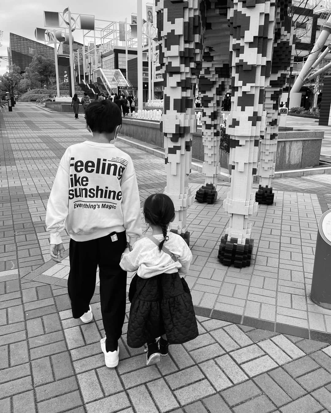 Hiromi Ｍaedaのインスタグラム：「春休みのお出かけへ🐝  今回はお兄ちゃんも一緒に @ldcosaka 🤍  みことの身長が伸びたので一緒に遊べるアトラクションが増えて更に楽しめた👍  気付いたら3時間夢中で遊んでました☺️  #レゴランド大阪#天保山マーケットプレース#レゴ#レゴシティイベント#限界突破だレゴシティ」