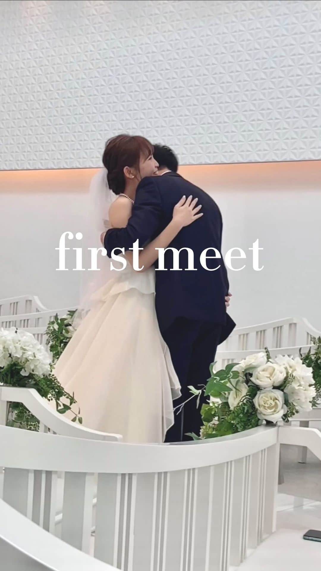 のインスタグラム：「ファーストミートでの感動シーン✨  @cocon.by.chloriscinq  @fiorebianca_wedding   ............................................................. 【2022年口コミ7年連続受賞】  \ゲスト満足度❤︎鹿児島県No.1/  ▪︎天空からまばゆい光が降り注ぐ 純白のチャペル ▪︎鹿児島中央駅・天文館から近い 鹿児島唯一の好立地 ▪︎完全貸切の空間で 特別感に包まれた心地よい1日を .......................................................... スタッフブログや 卒花レポート 会場見学 こちらからご覧いただけます♩  ▶︎ @thepeak_wedding トップページURLの 公式HPより、、、❤︎  #鹿児島#鹿児島花嫁 #ザピークプレミアムテラス #2023春婚 #2023夏婚 #2023冬婚 #wedding#ウェディング#家族婚ウェディング #親族婚 #親族結婚式 #少人数婚 #ウエディングブーケ #ナチュラルウエディング #大人ウエディング #花嫁さんの力になりたい #ウエディングフォト #おしゃれウエディング #カメラ #天文館 #コロナ対策 #ドレス迷子 #ブライダルヘア #結婚式アイディア #鹿児島結婚式#鹿児島結婚式場」