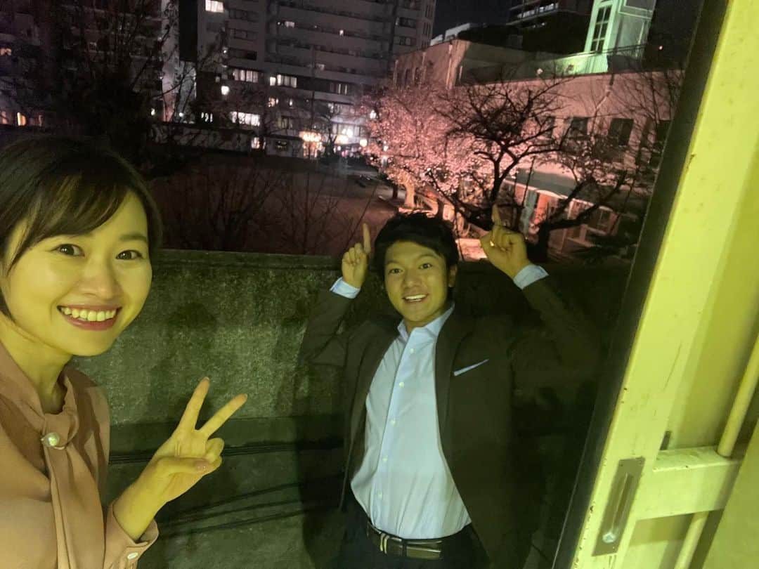 松原朋美のインスタグラム：「今日の「キャッチ！」は 62年の歴史に幕を閉じた 御園小学校から生中継でお伝えしました。  今日で閉校となる御園小学校にはきれいな桜が咲いていて、 春らしい写真を上山アナとパチリ📸  久しぶりに小学校の教室にお邪魔して、なんとも懐かしい気持ちに浸らせてもらいました〜☺️  これが『エモい』という感情なのでしょうか…？？☺️  誰か“エモい”の使い方を教えてください☺️☺️  #御園小学校#キャッチ！ #上山元気#松原朋美」