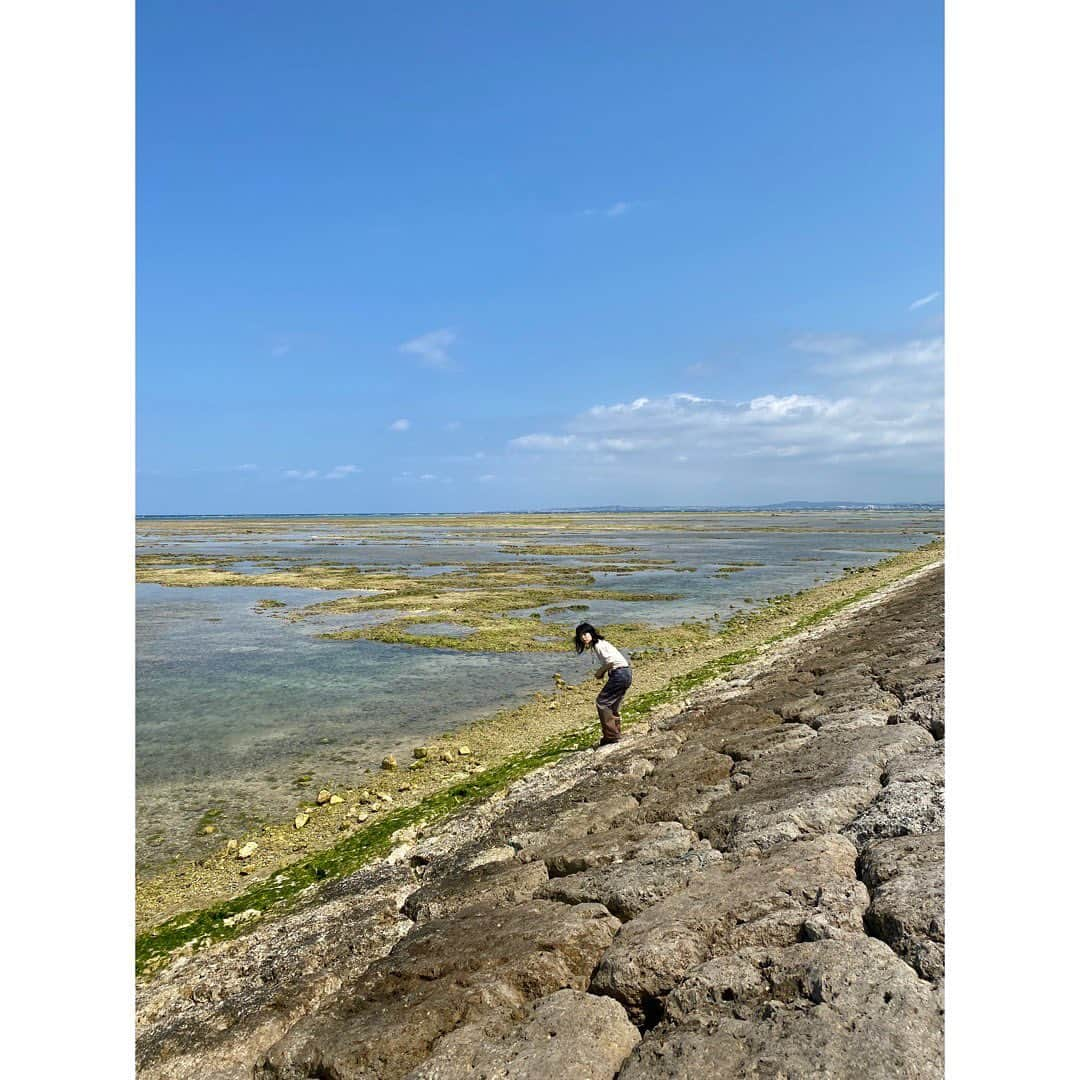 小野りりあんさんのインスタグラム写真 - (小野りりあんInstagram)「那覇本島についてすぐ 浦添西海岸に行ってきた どこまでも広がる サンゴ礁の真横にある PARCOデパートに車をとめて 里道さんと合流  浅瀬が続くから 遠くで鳥が 足を休めているのがみえる 手前には家族連れで 「蟹だ！魚だ！」と言いながら 海を楽しんでいた  この海岸が 港のために埋め立てられるなんて 信じられないなぁ  デニー知事も 承認しちゃったのなんでなんだろう？ って疑問が浮かぶ  サンゴ礁はさ 温暖化で海水温があがってて このまま地球の平均気温2℃以上上がると ９９.９％のサンゴ礁が絶滅するって IPCCの報告書に書かれているし 既にかなりのサンゴが気候危機で 亡くなっていて🥲 世界ではサンゴを移植したりして なんとか復活させようと 沢山の人が動いているんだ✨  身近にいる希少なサンゴ礁  開発、お金のために 壊してると 「豊かさ」はなくなってく  自然と共に健康にあれる社会づくりしたいよね？ 海を守って社会が回る社会構造に変えていきたい  インドネシアの政府は漁師さんたちに 海洋プラスチックを拾ったら お金を支払う制度つくったんだよ 日本もできるはず  キレイな海がすき そんな気持ちだけで動いていいと思う 浦添西海岸を 自然保護区にしてほしいなって強く思ったよ  守るように署名立ち上げた人たちいます。 リンクプロフィールに貼っておくね☺️  デニー知事に 「この海が好きです、守ってください」 そんなお手紙も書きたいな💌  あと、やっぱり自治体の政治家選べる、地方選挙大事❣️#沖縄clpスタディ」3月24日 22時34分 - _lillianono_