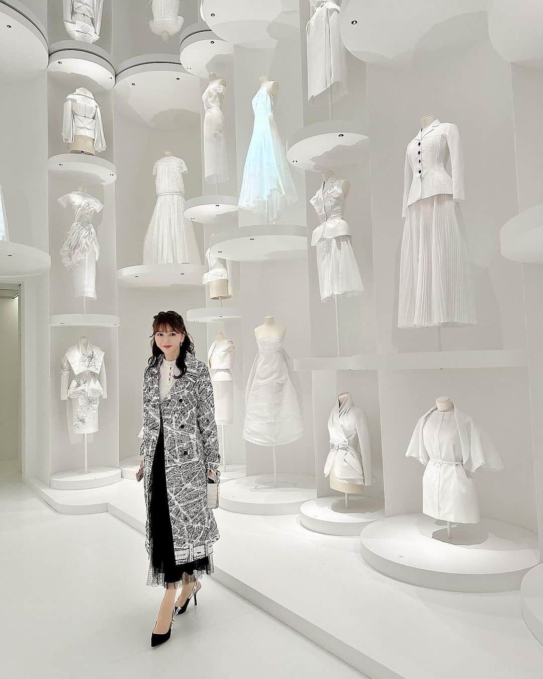 君島十和子さんのインスタグラム写真 - (君島十和子Instagram)「少し前になりますが…  「ディオール 夢のクチュリエ展」 東京都現代美術館にて (@江東区)  まさに「白日夢」 夢の中を歩いてる様な 感覚を味わいました。  私が1番好きだったのが この 「純白の空間」  ファッションの世界は 色彩に溢れているものですが……  この純白の展示室は 高価な生地を使うオートクチュールドレスを制作する前に、 「試作の為の純白のシーチング生地」 のドレスが天井まで並ぶ空間。  全て「白」だからこそ ディオールの 立体の美しさが際立ってますね🤍🤍🤍  @dior  @diorbeauty  #東京都現代美術館 #ディオール展  #夢のクチュリエ展  #ファッション好きな人と繋がりたい  #クチュール #christiandior  #ftcbeauty #君島十和子」3月24日 22時34分 - ftcbeauty.official