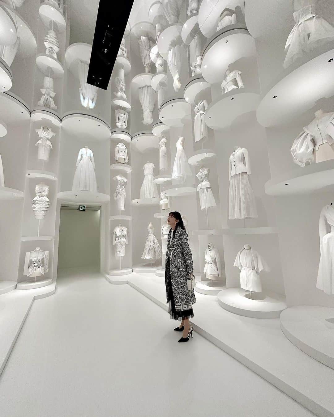 君島十和子さんのインスタグラム写真 - (君島十和子Instagram)「少し前になりますが…  「ディオール 夢のクチュリエ展」 東京都現代美術館にて (@江東区)  まさに「白日夢」 夢の中を歩いてる様な 感覚を味わいました。  私が1番好きだったのが この 「純白の空間」  ファッションの世界は 色彩に溢れているものですが……  この純白の展示室は 高価な生地を使うオートクチュールドレスを制作する前に、 「試作の為の純白のシーチング生地」 のドレスが天井まで並ぶ空間。  全て「白」だからこそ ディオールの 立体の美しさが際立ってますね🤍🤍🤍  @dior  @diorbeauty  #東京都現代美術館 #ディオール展  #夢のクチュリエ展  #ファッション好きな人と繋がりたい  #クチュール #christiandior  #ftcbeauty #君島十和子」3月24日 22時34分 - ftcbeauty.official