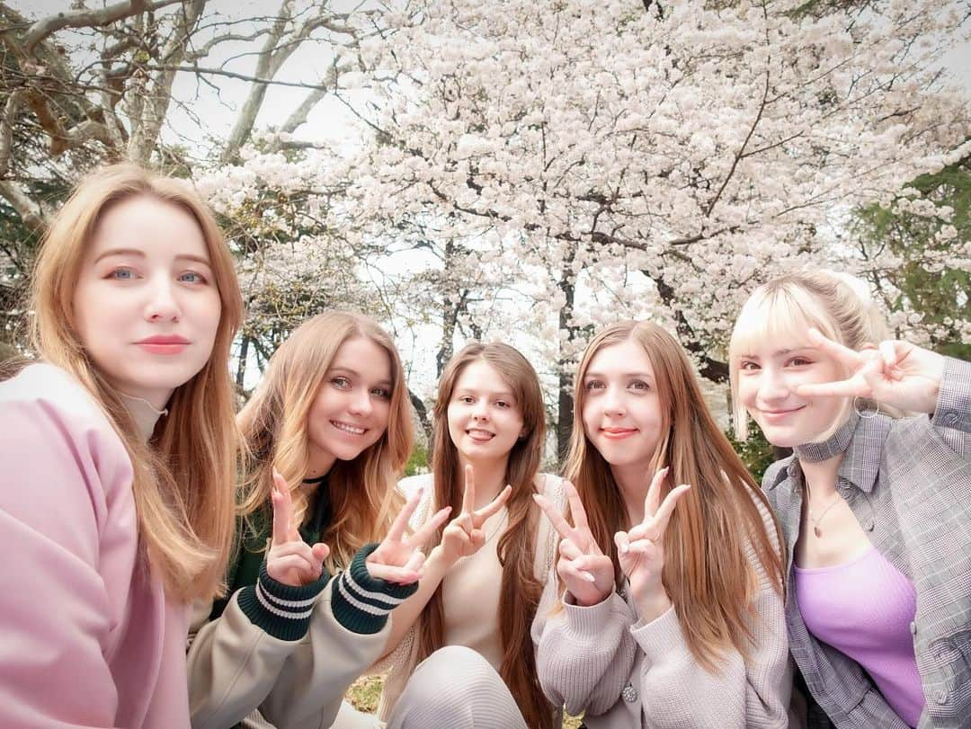 アシヤのインスタグラム：「一昨日みんなで新宿御苑に花見に行った集合写真！🌸 @rayblos @yanaimo_ @serosnya @rinacaramel  そのあともう1人来ましたけど😹 こんな大人数で花見するの初めてですごく楽しかった！暖かくなってまた外でピクニックとかしたい！」