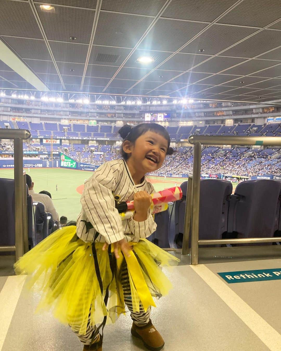 川畑雅秀のインスタグラム：「京セラドームにタイガースの応援に📣📣最後は、応援しすぎてたこ焼き食べて帰りました🐙🐙  #京セラドーム #阪神タイガース #応援 #月ちゃん明ちゃん #3歳 #かわばたくん #吉本芸人」