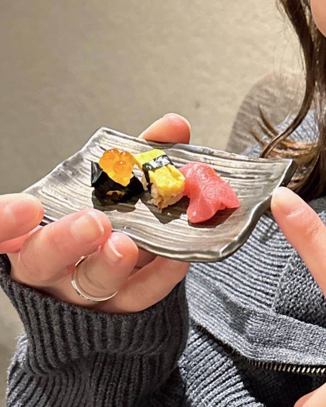 ななまるさんのインスタグラム写真 - (ななまるInstagram)「-----------------------------  勝どきでお寿司食べてきた🍣🧡‬  隠れ家的な場所にひっそりある @sushi_mukai さん🚪 江戸前寿司は気作な大将の愛情がたっぷり詰まった 極上鮨だった！！！  ななが頼んだコースの1番最後にサプライズで ミニミニのお寿司が出てきて とってもかわちぃ。でした🥰 . . . #鮨向　#supported  #勝どきグルメ　#勝どきディナー　 #中央区グルメ　#初カツオ瞬間燻製」3月24日 22時41分 - beer___624